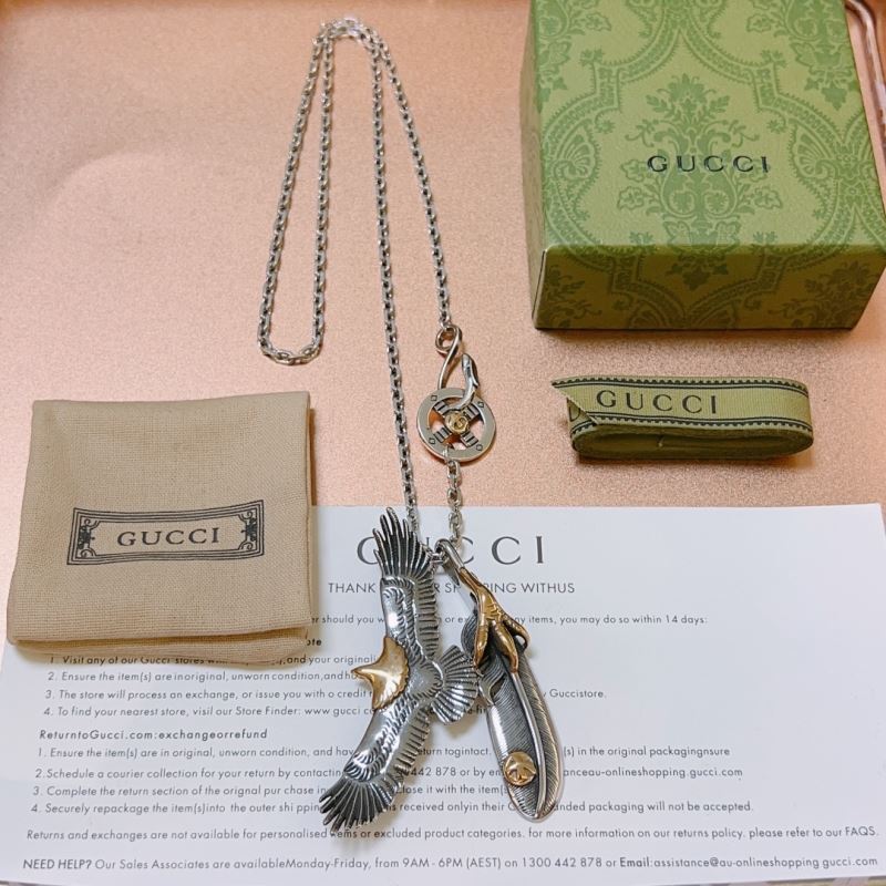 G*u*i necklaces